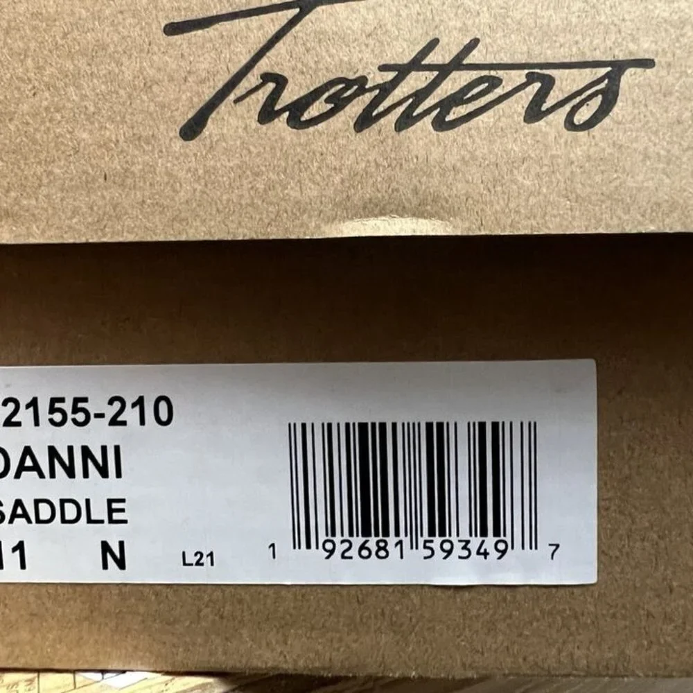 Trotters Womens Danni Flat Saddle Size 11Narrow